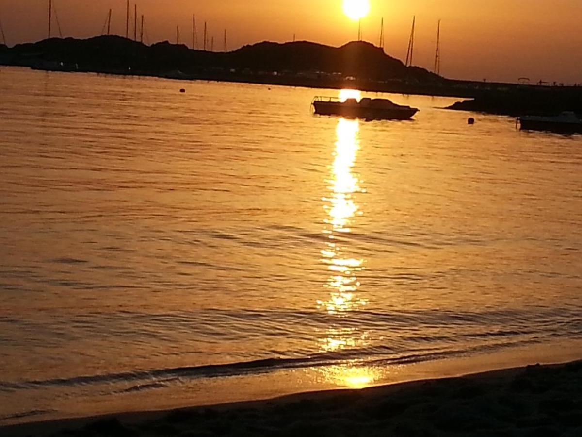 Fronte Mare Attico Indipendente Ed Esclusivo Con Terrazza Panoramica Appartement Isola Rossa Buitenkant foto