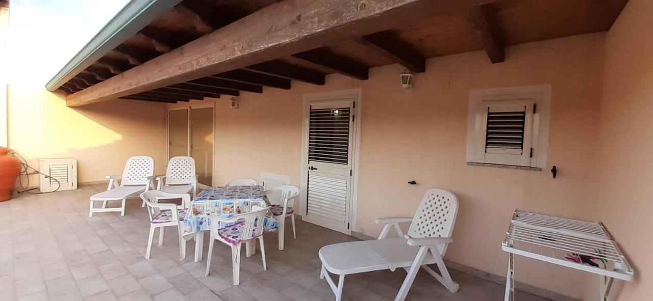 Fronte Mare Attico Indipendente Ed Esclusivo Con Terrazza Panoramica Appartement Isola Rossa Buitenkant foto