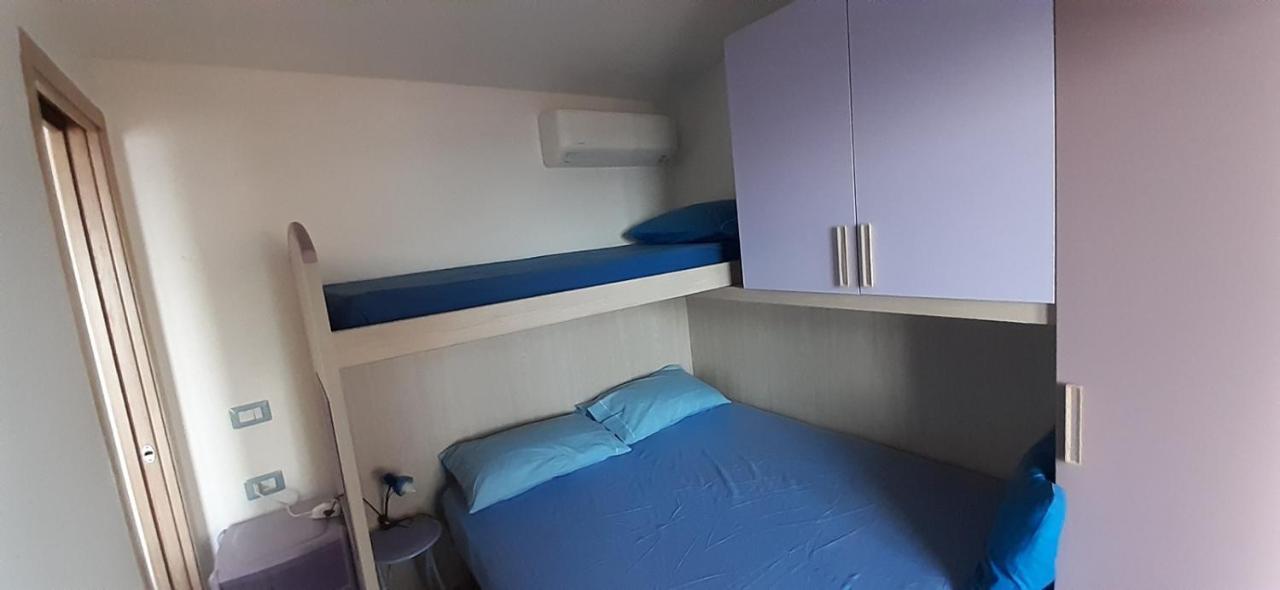 Fronte Mare Attico Indipendente Ed Esclusivo Con Terrazza Panoramica Appartement Isola Rossa Buitenkant foto